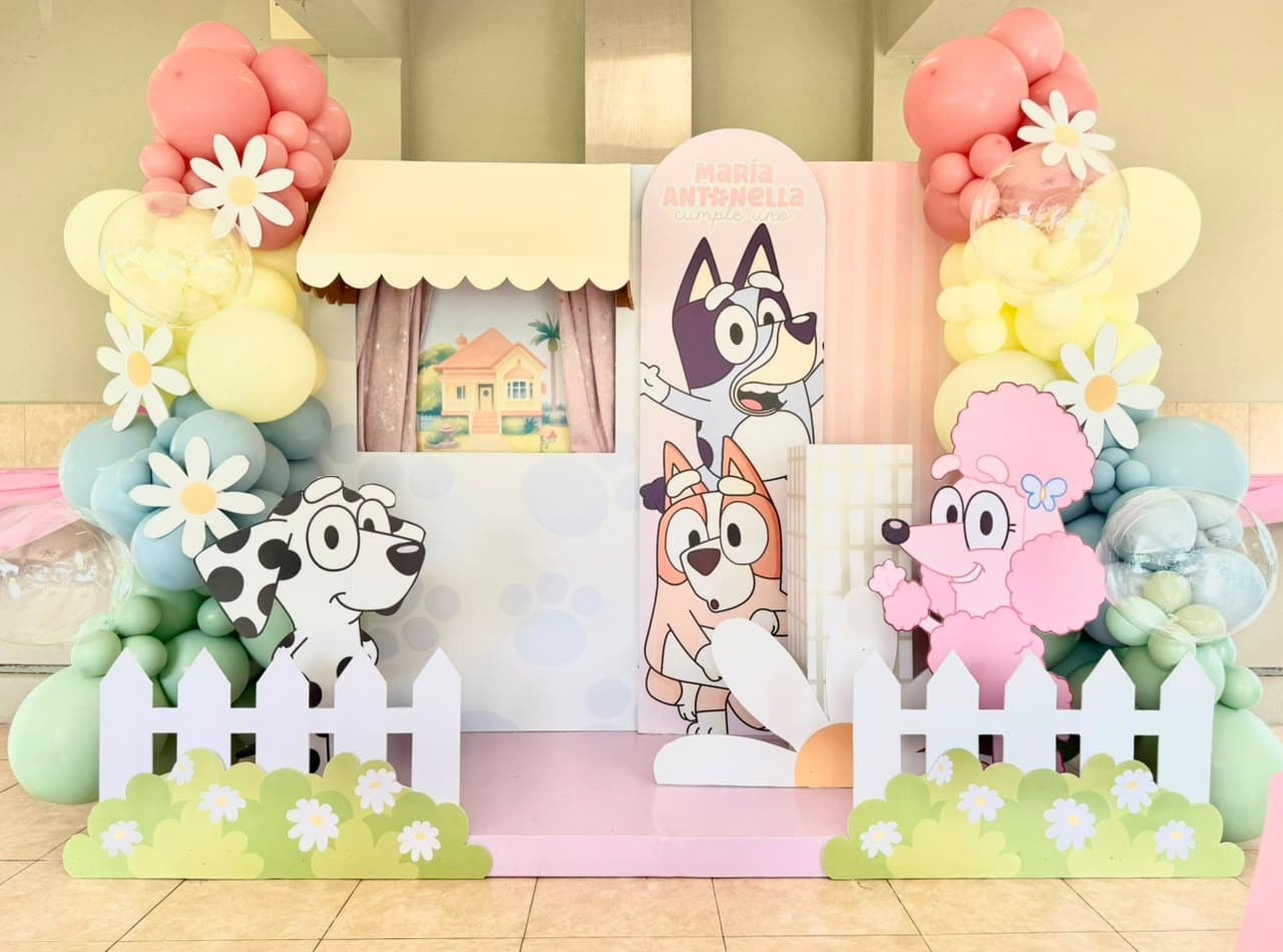 Decoración temática de Bluey en tonos pastel