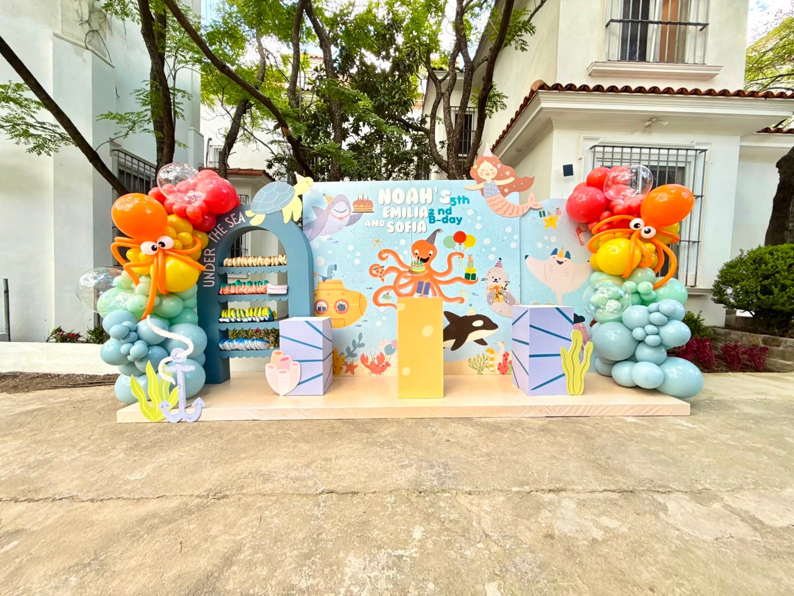 Backdrop temático Under the Sea con arco de globos